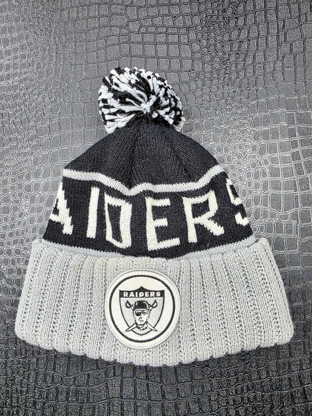 Mitchell & Ness On The Field Knit Retro NFL Las Vegas Raiders Beanie